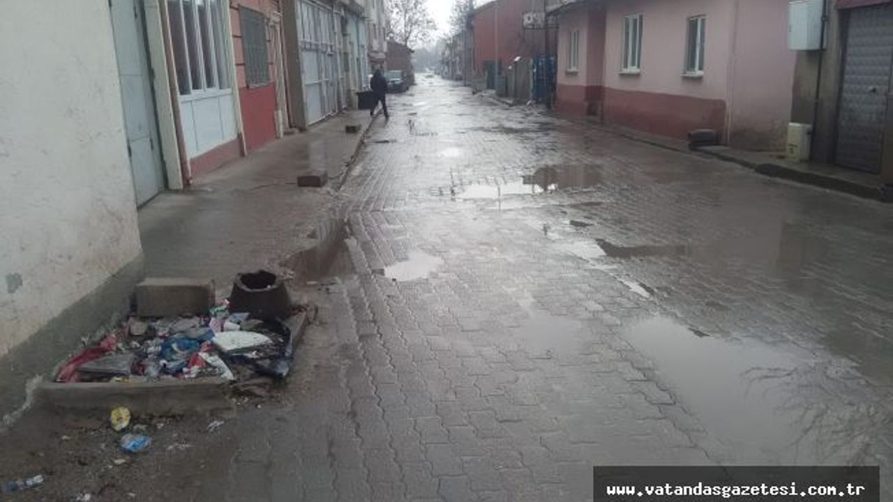 YAĞIŞLI  HAVALARDA SOKAKLAR GÖL OLUYOR