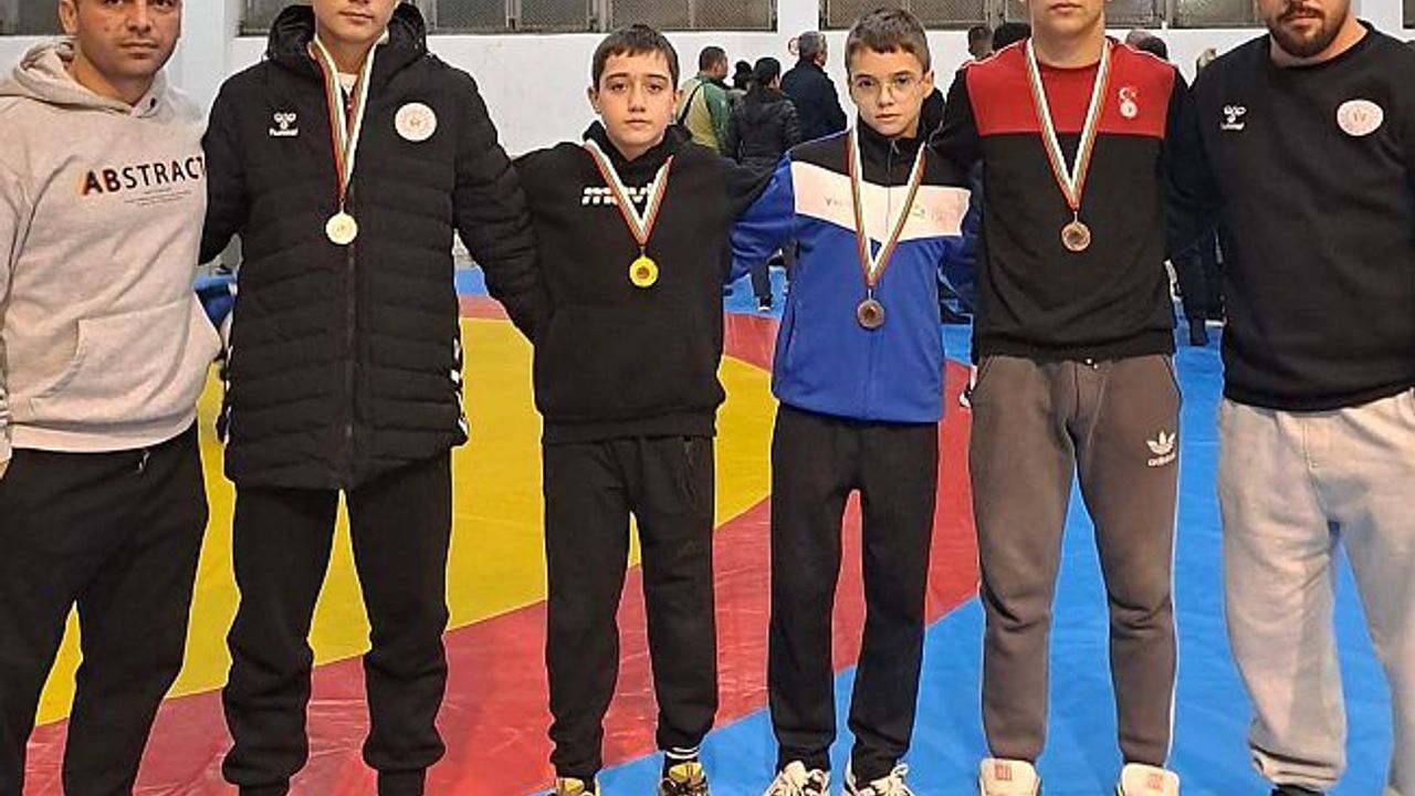 EDİRNELİ GÜREŞÇİLER BULGARİSTAN’DAN ZAFERLE DÖNDÜ