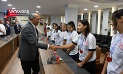 MADALYALI GÜREŞÇİLERDEN VALİ SEZER'E ZİYARET