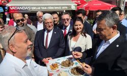 ÖZGÜR ÖZEL’E SELİMİYE MEYDANI’NDA CİĞER İKRAMI