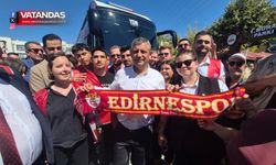 ÖZGÜR ÖZEL EDİRNESPOR ATKISINI PARTİ OTOBÜSÜNE ASTI