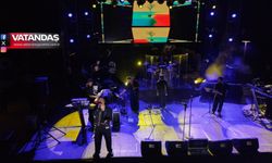 OĞUZHAN KOÇ, SAHNE ÖNÜNDE SİGARA İÇEN GENCE TEPKİ GÖSTERDİ