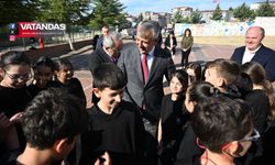 VALİ YUNUS SEZER MESAİSİNE MİNİK ÖĞRENCİLERLE BAŞLADI