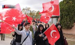 BAYRAKLARLA 4 KİLOMETRE YÜRÜDÜLER