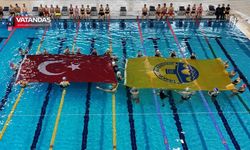 HAVUZDA DEV TÜRK BAYRAĞI AÇTILAR