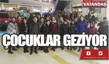 ÇOCUKLAR GEZİYOR