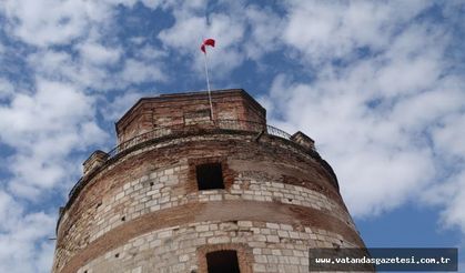 Bayrağımız yerinde