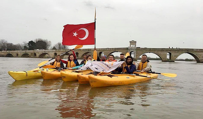Kürekler ‘ŞEHİTLER’ için
