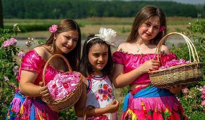 EDİRNE TANITIM VE TURİZM DERNEĞİ ÜYELERİ EDİRNE GÜLÜNÜ TANITMAK İÇİN ÇALIŞIYOR