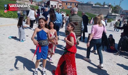 ROMANLARDAN RENKLİ DAVET