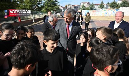 VALİ YUNUS SEZER MESAİSİNE MİNİK ÖĞRENCİLERLE BAŞLADI