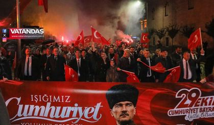 CUMHURİYET COŞKUSU YAĞMURA RAĞMEN SOKAKLARA TAŞTI