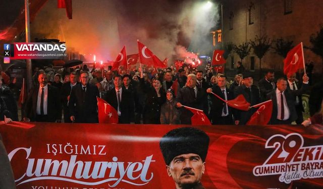 CUMHURİYET COŞKUSU YAĞMURA RAĞMEN SOKAKLARA TAŞTI