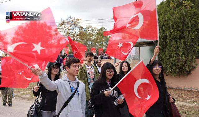 BAYRAKLARLA 4 KİLOMETRE YÜRÜDÜLER