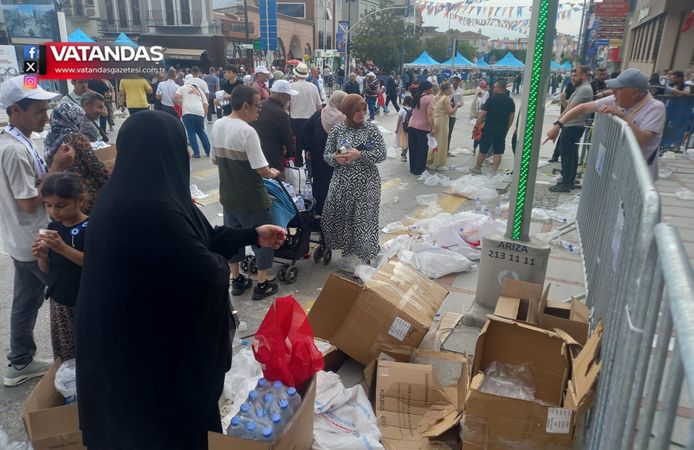 CUMHURBAŞKANI GİTTİ, CADDELER ÇÖP DOLDU