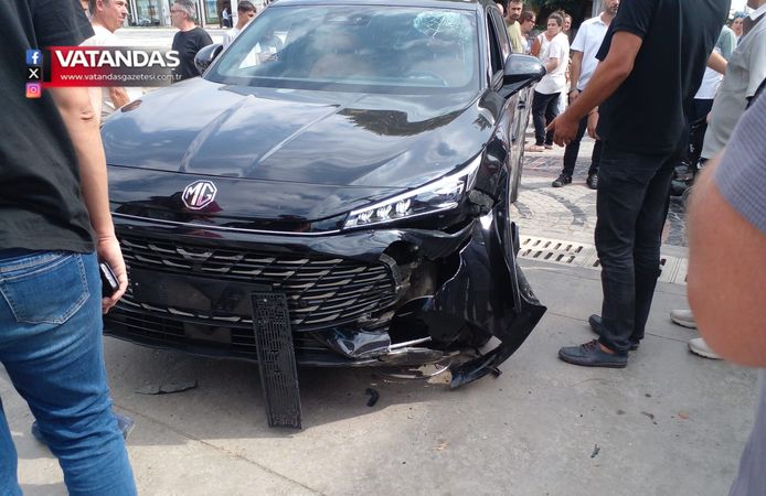 SARAÇLAR CADDESİ’Nİ BİRBİRİNE KATAN SÜRÜCÜ DUBALARA ÇARPARAK DURABİLDİ
