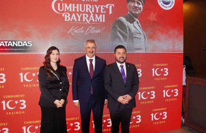 VALİ SEZER: “CUMHURİYET, EŞSİZ KAHRAMANLARIN EMANETİDİR”