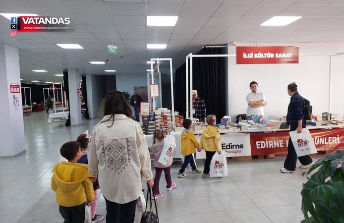 MİNİK OKURLARIN GÖZDESİ HİKÂYE VE ÇİZGİ ROMANLARI OLDU