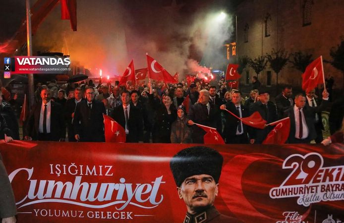 CUMHURİYET COŞKUSU YAĞMURA RAĞMEN SOKAKLARA TAŞTI