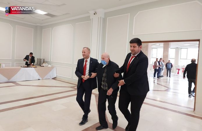 93 YAŞINDA SANDIK BAŞINA GİTTİ