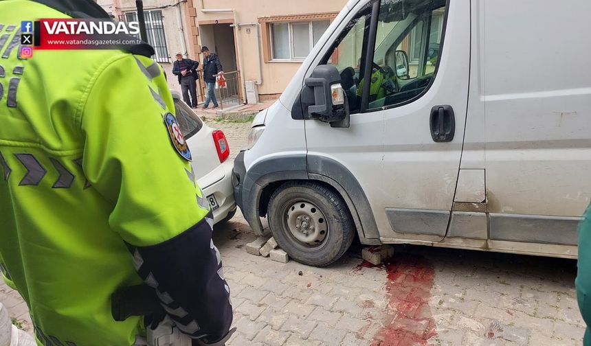 TİCARİ ARAÇ YAYALARIN ARASINA DALDI