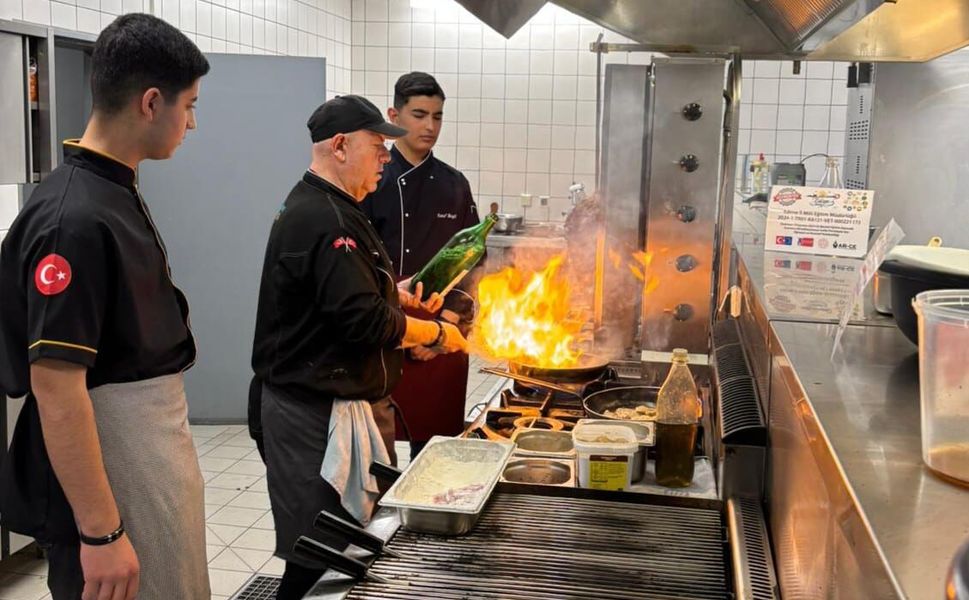 ALMANYA'DA MUTFAK DENEYİMİ KAZANDILAR