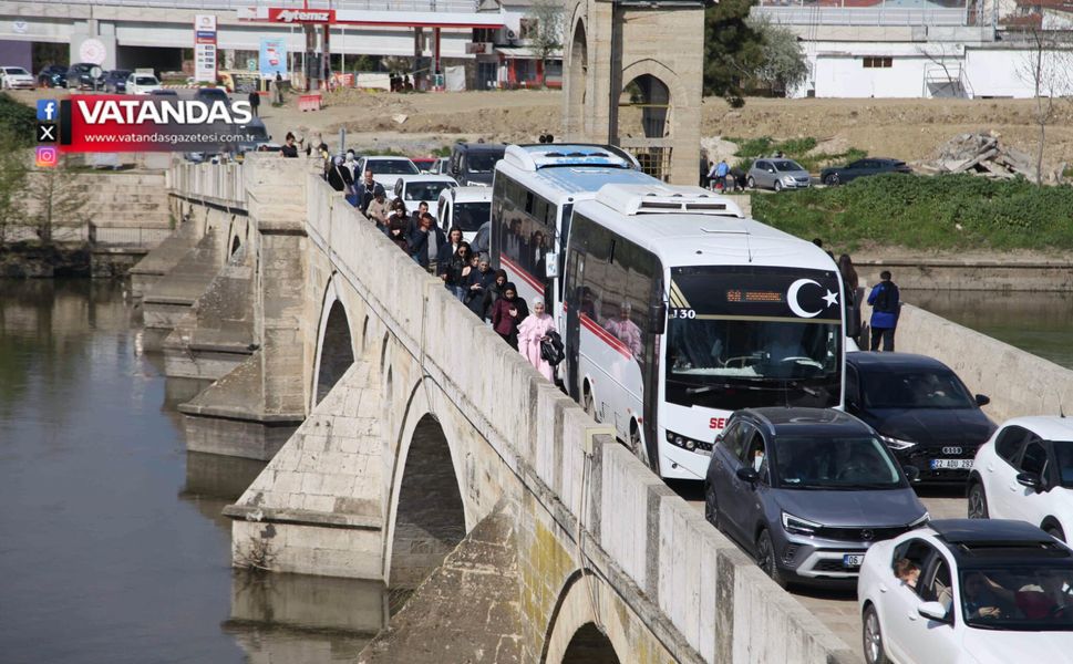 KÖPRÜLERDE TRAFİK KİLİTLENDİ