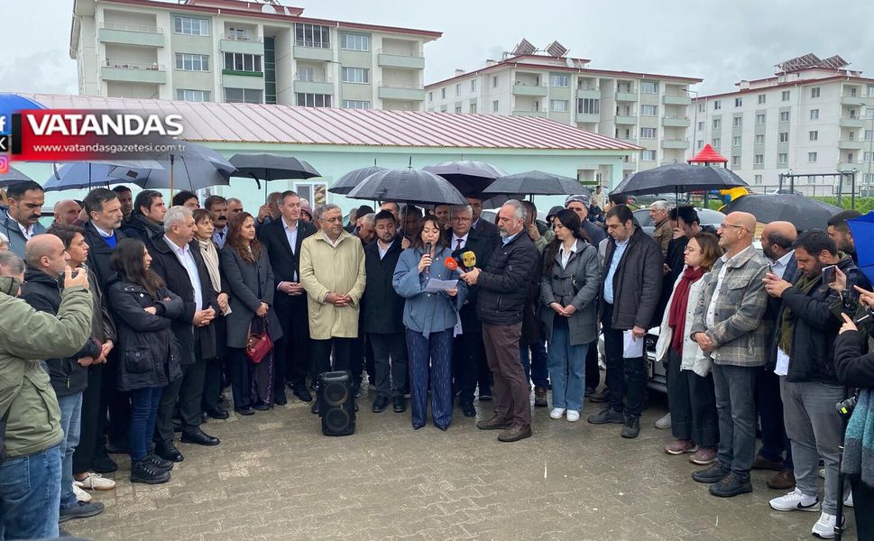 CHP'LİLERDEN CEZAEVİ ÖNÜNDE “ADALET VE DEMOKRASİ” ÇAĞRISI