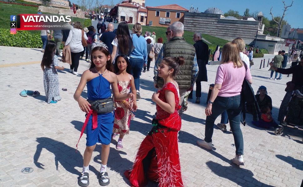 ROMANLARDAN RENKLİ DAVET