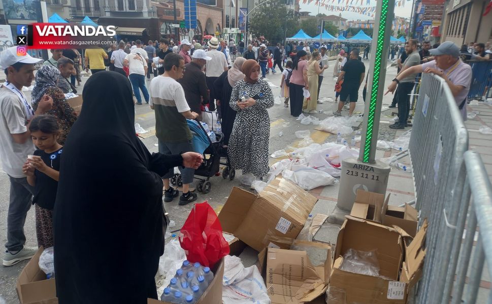 CUMHURBAŞKANI GİTTİ, CADDELER ÇÖP DOLDU