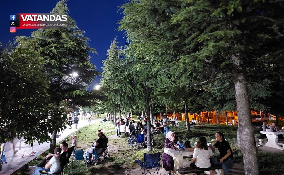 SICAKTAN BUNALAN VATANDAŞLAR PARK VE BAHÇELERE AKIN ETTİ