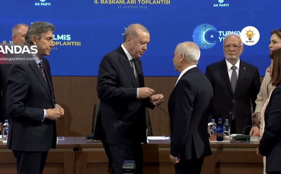 ÖZCAN'A AK PARTİ ROZETİNİ CUMHURBAŞKANI ERDOĞAN TAKTI
