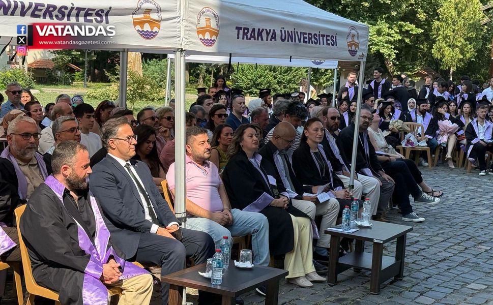 GÜZEL SANATLAR FAKÜLTESİ'NDE MEZUNİYET COŞKUSU