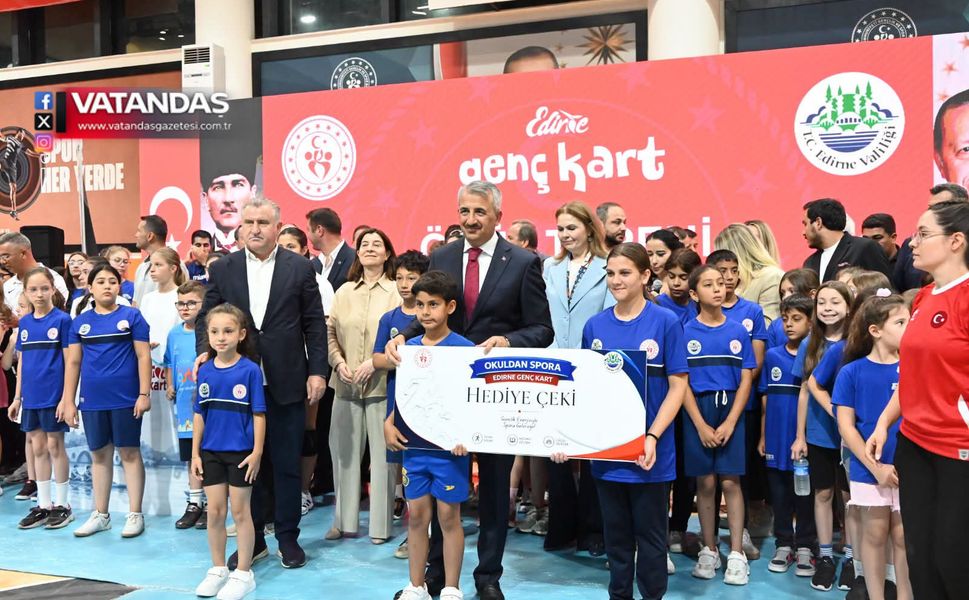 BAŞARILI GENÇLER ÖDÜLLENDİRİLDİ