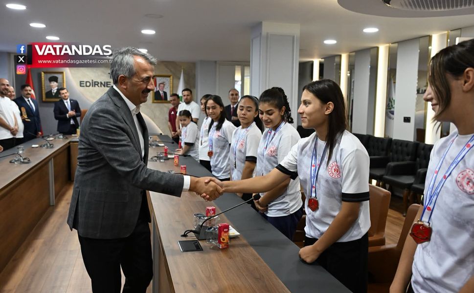 MADALYALI GÜREŞÇİLERDEN VALİ SEZER'E ZİYARET