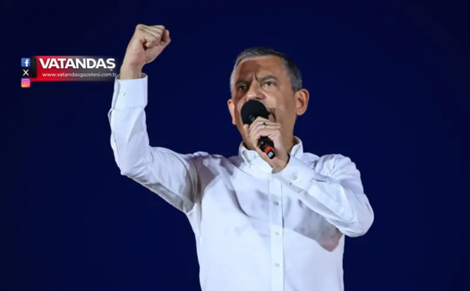 ÖZGÜR ÖZEL GELİYOR