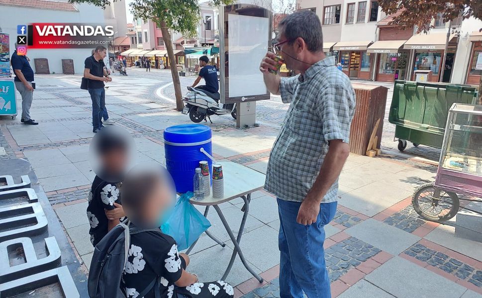 OKUL HARÇLIĞI İÇİN LİMONATA SATIYORLAR
