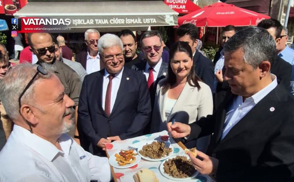 ÖZGÜR ÖZEL’E SELİMİYE MEYDANI’NDA CİĞER İKRAMI