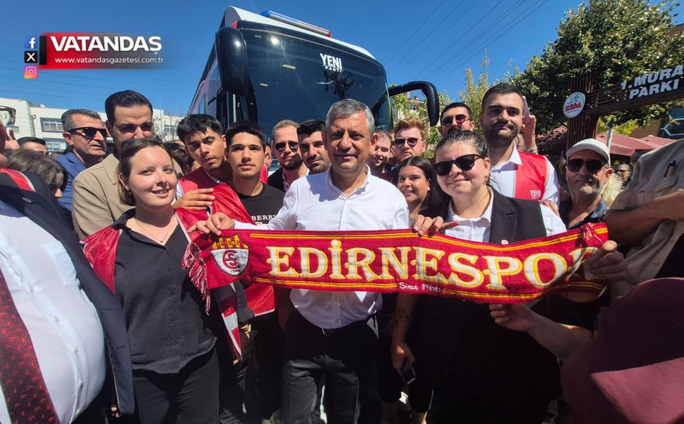 ÖZGÜR ÖZEL EDİRNESPOR ATKISINI PARTİ OTOBÜSÜNE ASTI