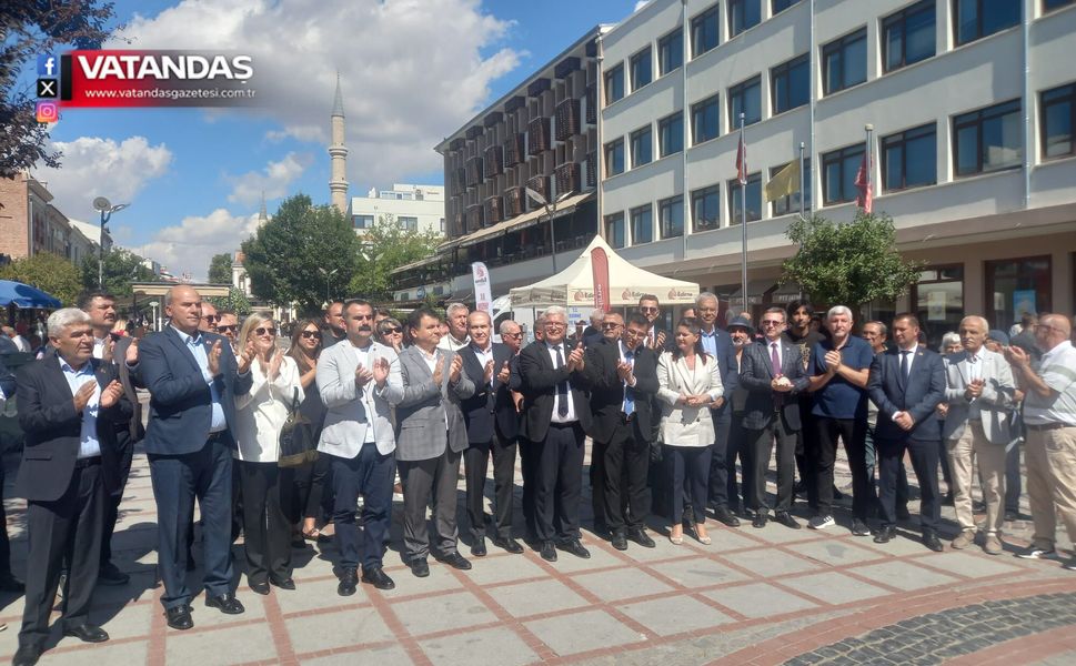 YENİ PARTİ SAHAYA İNDİ