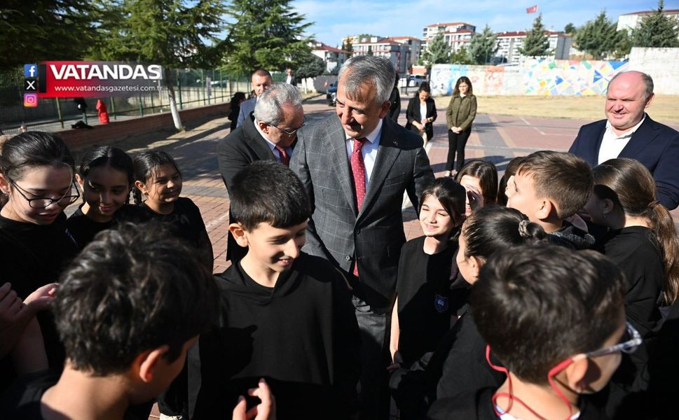 VALİ YUNUS SEZER MESAİSİNE MİNİK ÖĞRENCİLERLE BAŞLADI