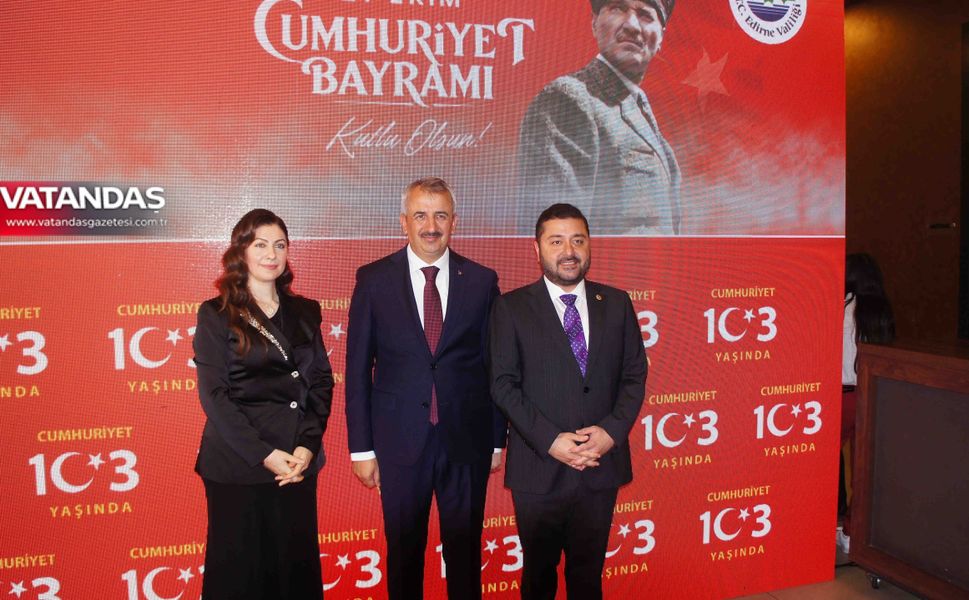 VALİ SEZER: “CUMHURİYET, EŞSİZ KAHRAMANLARIN EMANETİDİR”