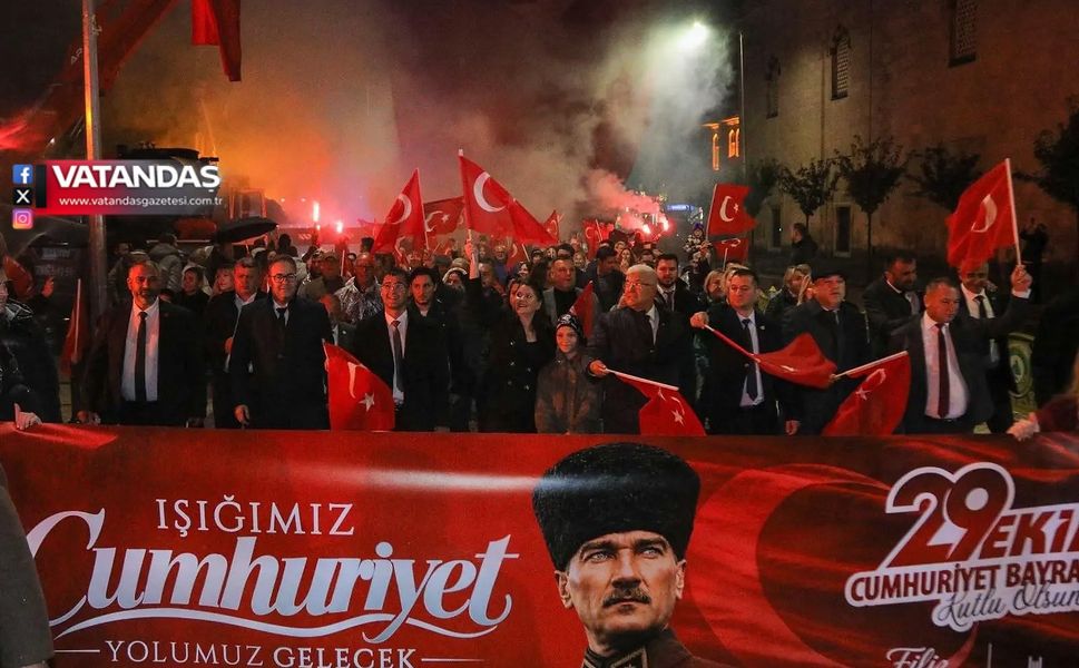 CUMHURİYET COŞKUSU YAĞMURA RAĞMEN SOKAKLARA TAŞTI