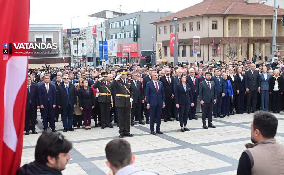 CUMHURİYET COŞKUSU ANITTA BAŞLADI