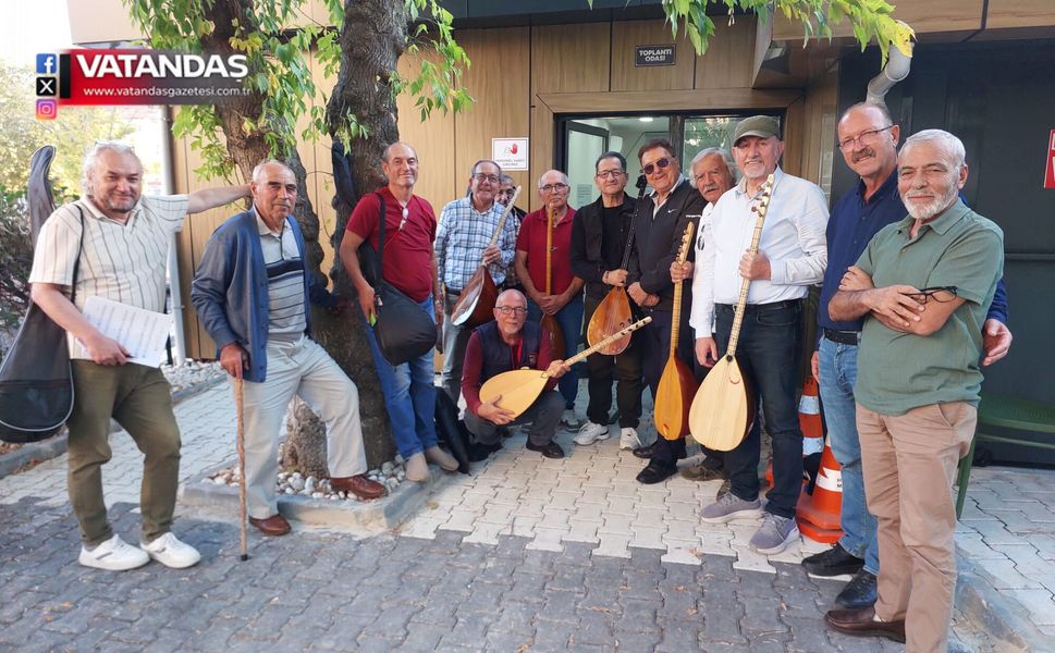 EMEKLİLER SAZI ELİNE ALIYOR, SORUNLARINI UNUTUYOR