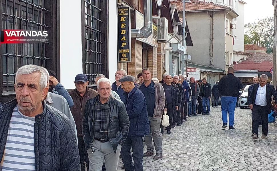 HAYIR İKRAMI İÇİN UZUN KUYRUKLAR OLUŞTU