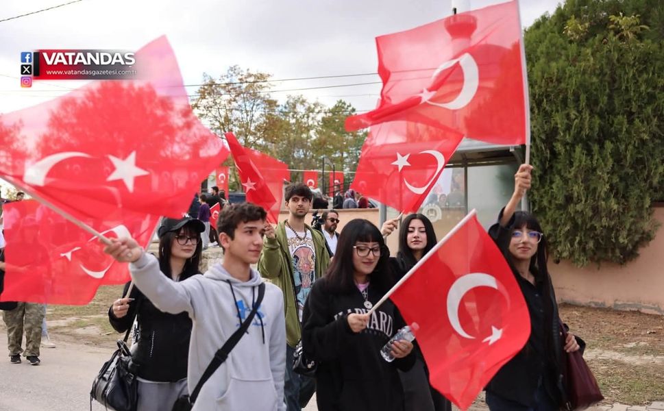 BAYRAKLARLA 4 KİLOMETRE YÜRÜDÜLER