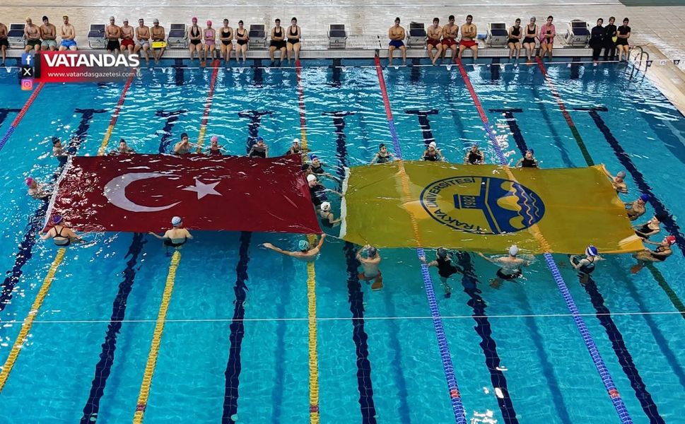 HAVUZDA DEV TÜRK BAYRAĞI AÇTILAR