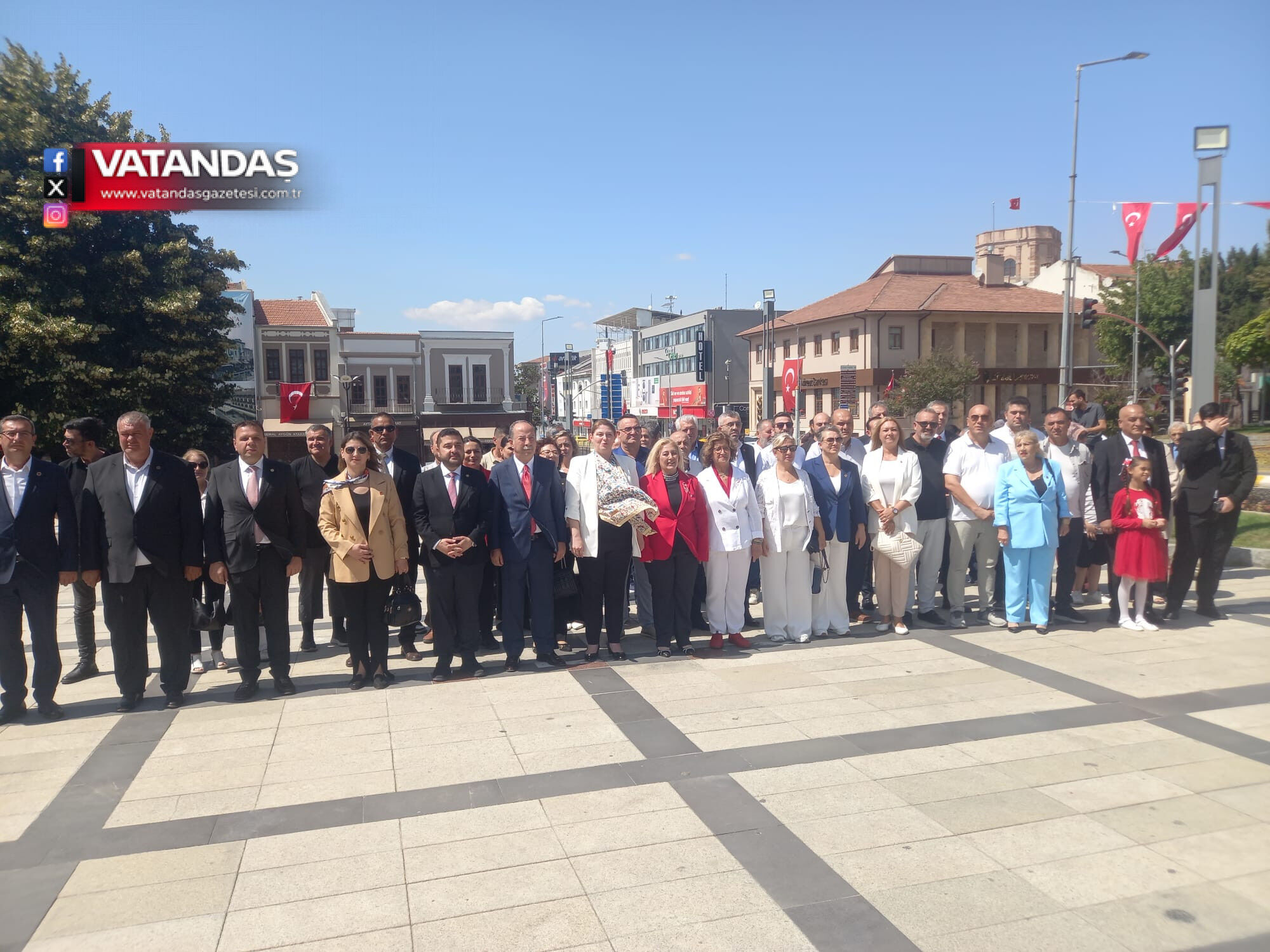 BELEDİYE BANDOSU CHP’LİLERİN İSTİKLAL MARŞINI OKUMASINA EŞLİK ETMEDİ