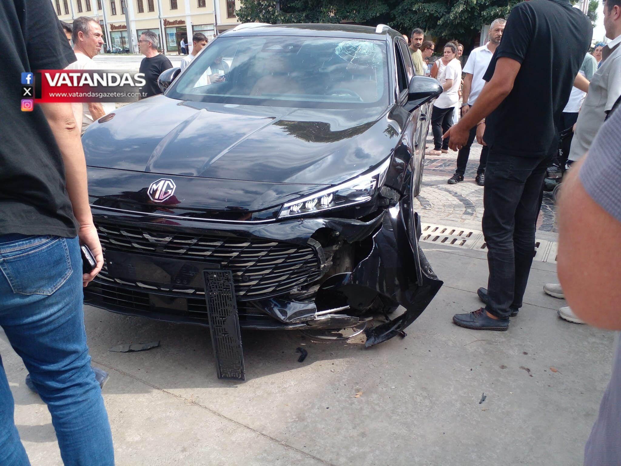 SARAÇLAR CADDESİ’Nİ BİRBİRİNE KATAN SÜRÜCÜ DUBALARA ÇARPARAK DURABİLDİ